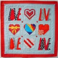 Marti Freedman sewed this heartly wall hanging and also added the Love lettering from Yvonne Nielson. Pay attention, the pattern shows the mirrored lettering. www.yvonnes.dk/love2003.htm